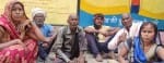 फोटो नंबर-4- युवक की मौत के बाद गमगीन बैठे परिजन।  संवाद