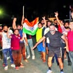 एशिया कप में भारत के मैच जीतने के बाद जश्न मनाते लोग