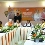 त्रिपुरा में भाजपा कोर कमेटी के सदस्यों के साथ बैठक करते जेपी नड्डा।