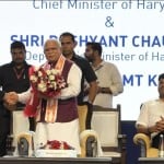 कार्यक्रम में पहुंचे मुख्यमंत्री मनोहर लाल का स्वागत करते सुजुकी के कार्यकारी उपाध्यक्ष केनिची आयुका