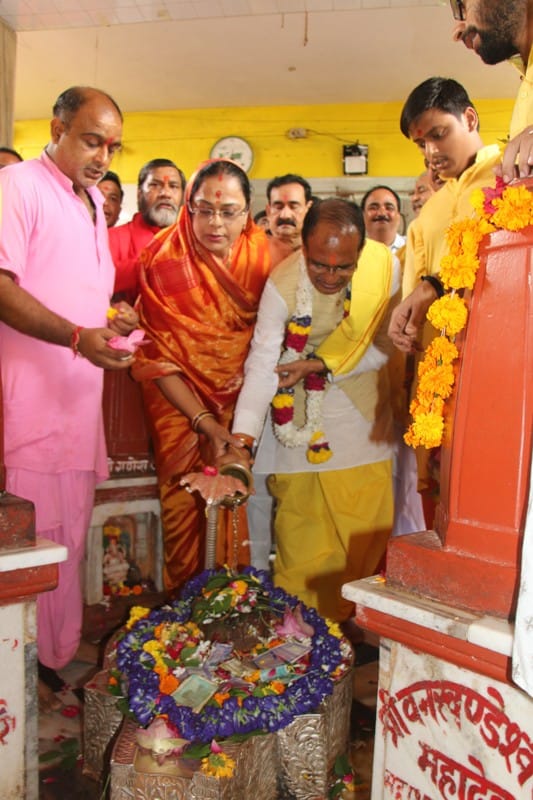 A sound of political crisis, Shivraj reached in the shelter of mother Pitambara