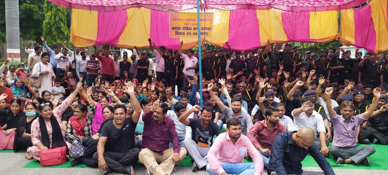 protest,etawah,etawah news,saifai medical univarcity