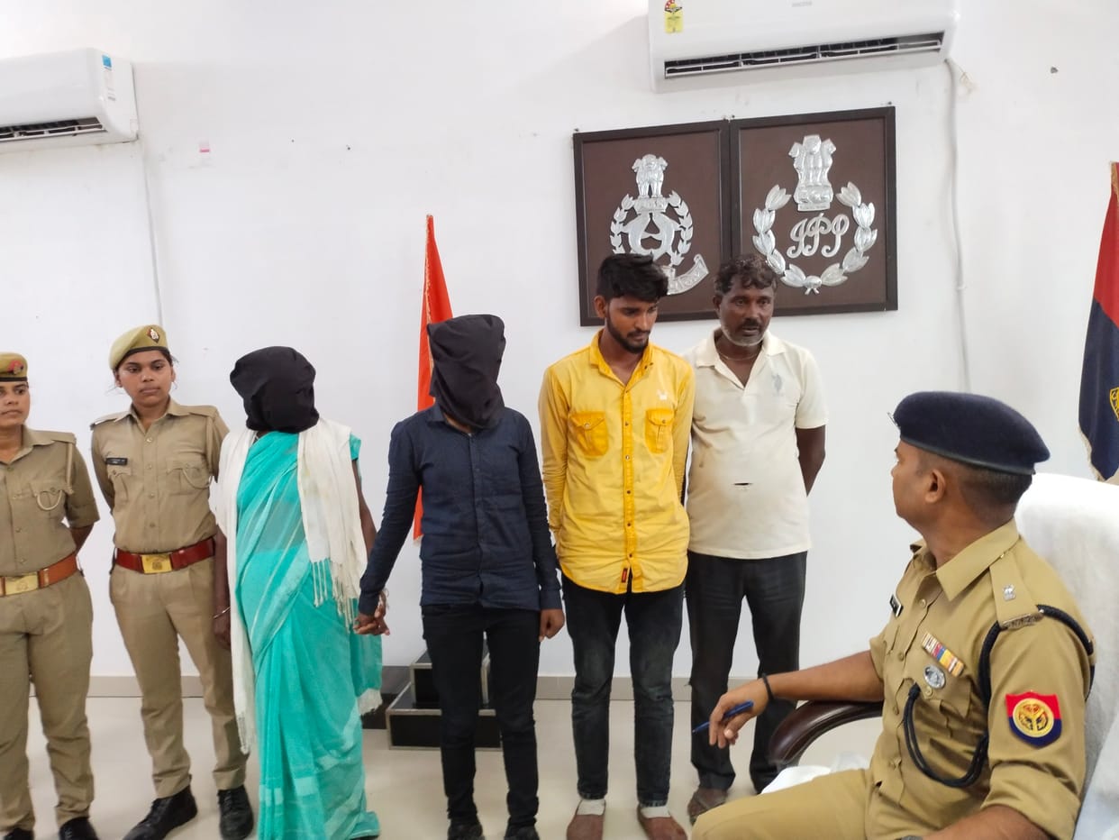 11 kg ganja recovered in azamgarh police arrested four smugglers including mother and daughter arrested