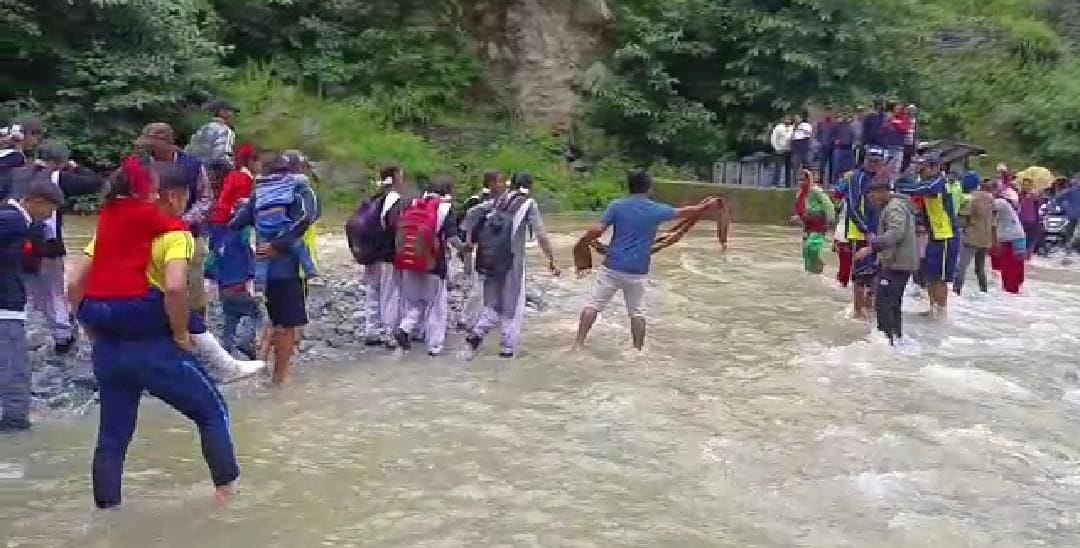 Badrinath Highway remained closed for three hours in Lambagad and Khachda Nala