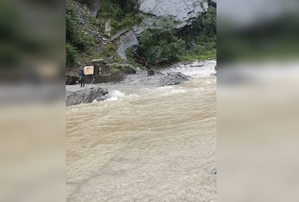 Landslide in uttarakhand: Yamunotri  Gangotri and Badrinath Highway closed long traffic jam