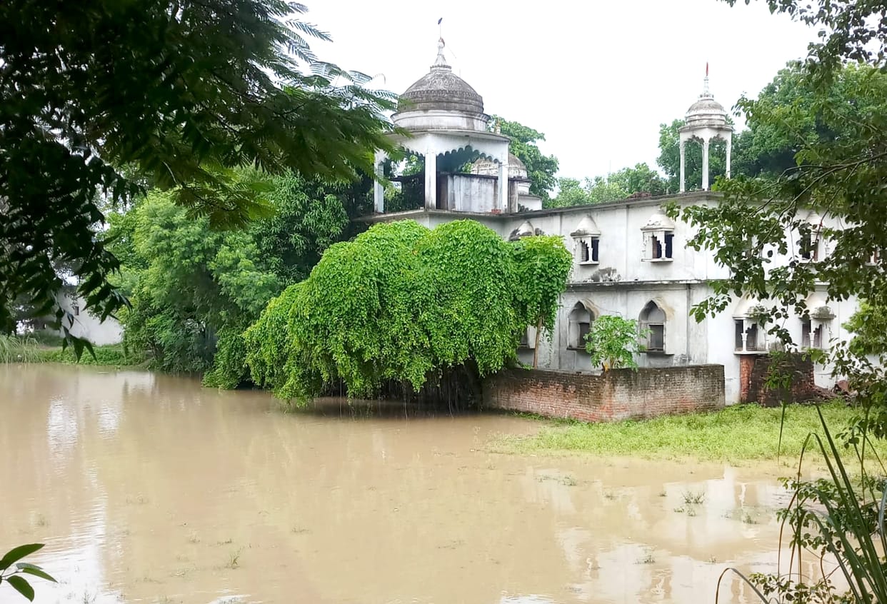 The water level of the Ganges is stable, surrounded by plans