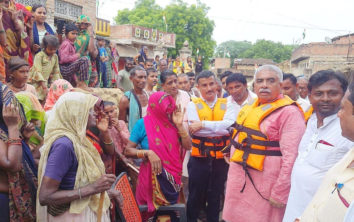 Kanpur Dehat: Water receded in Yamuna but troubles persist, cabinet minister informed about the condition of flood victims