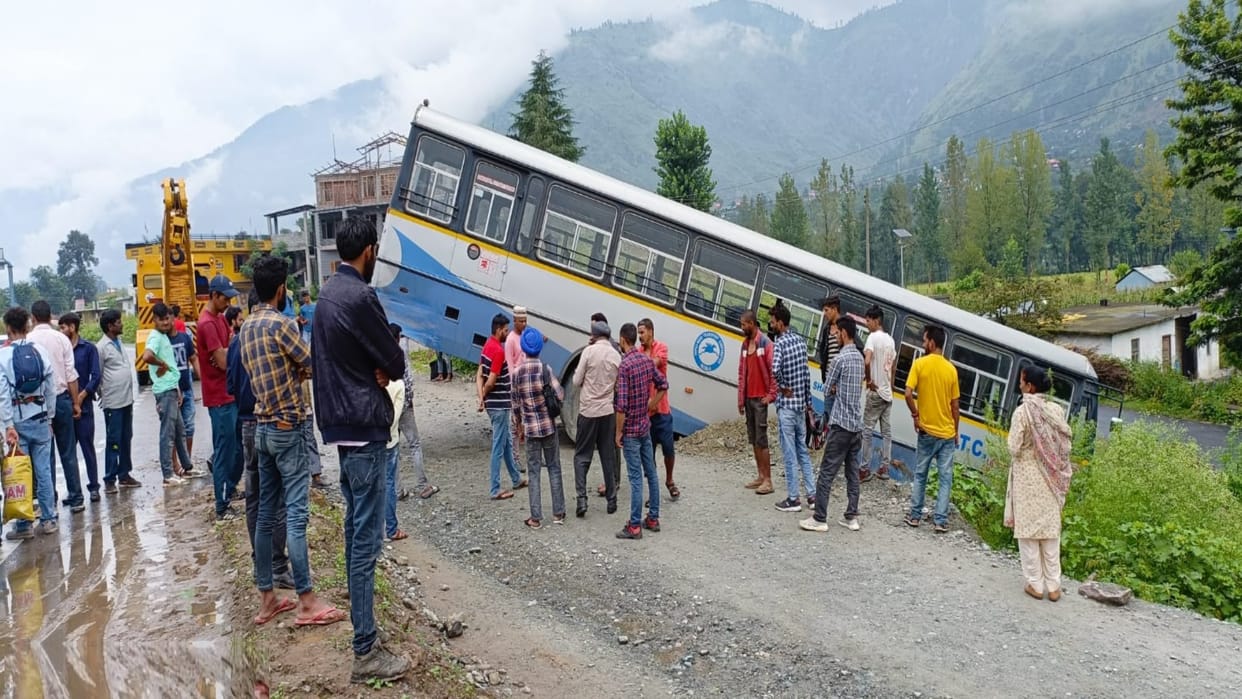 Road Accident,  bus going from Manali to Chandigarh got off the road uncontrollably