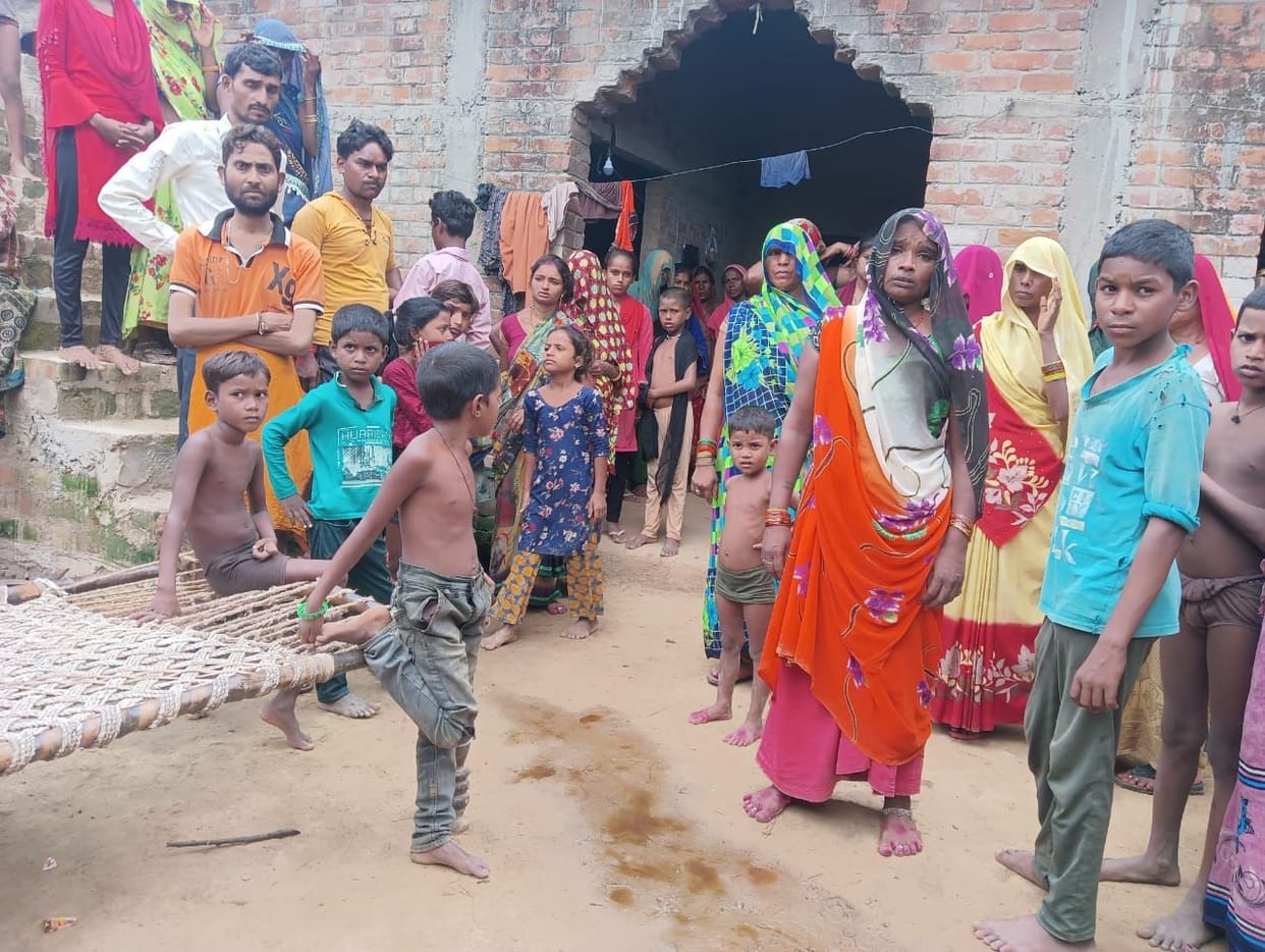 Banda: Stolen the laborer's house by breaking in, also took jaggery and gram