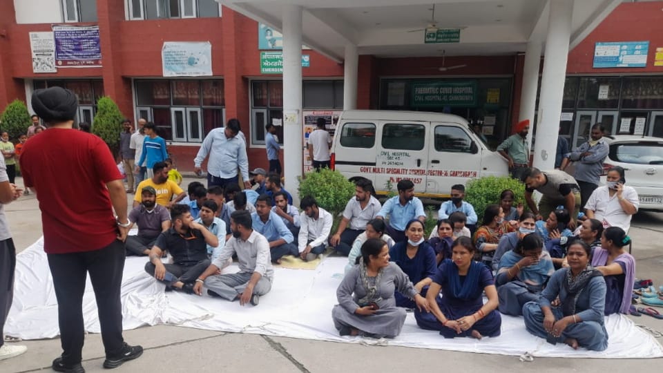 Contract employees of health department started strike in Chandigarh demanding salary and PF