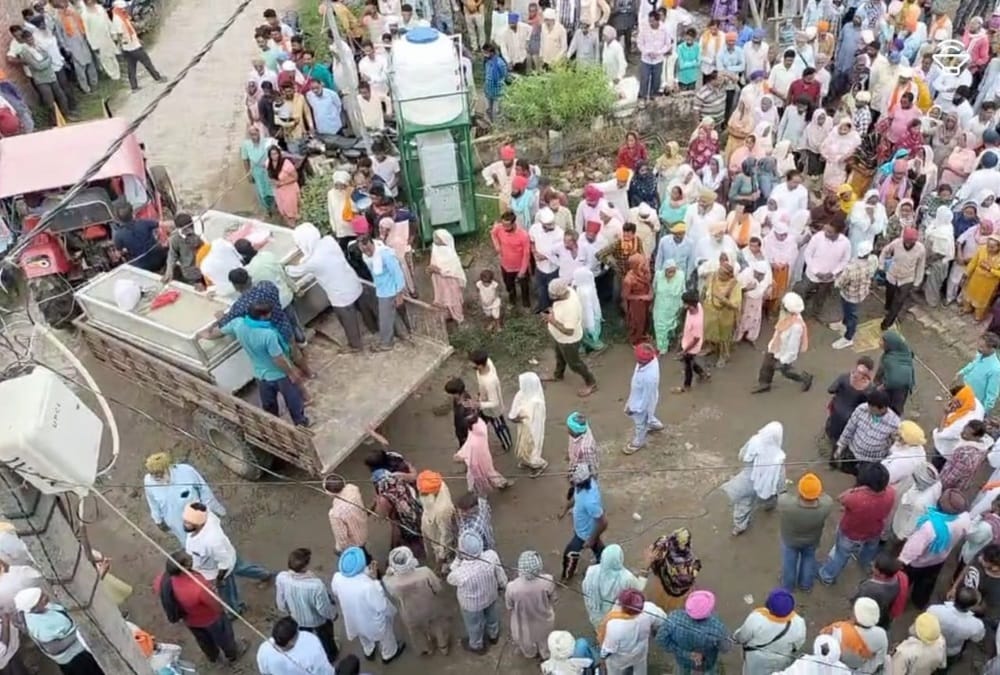 Tractor trolley accident in Kiccha: heavy crowd during 6 people Funeral together Photos