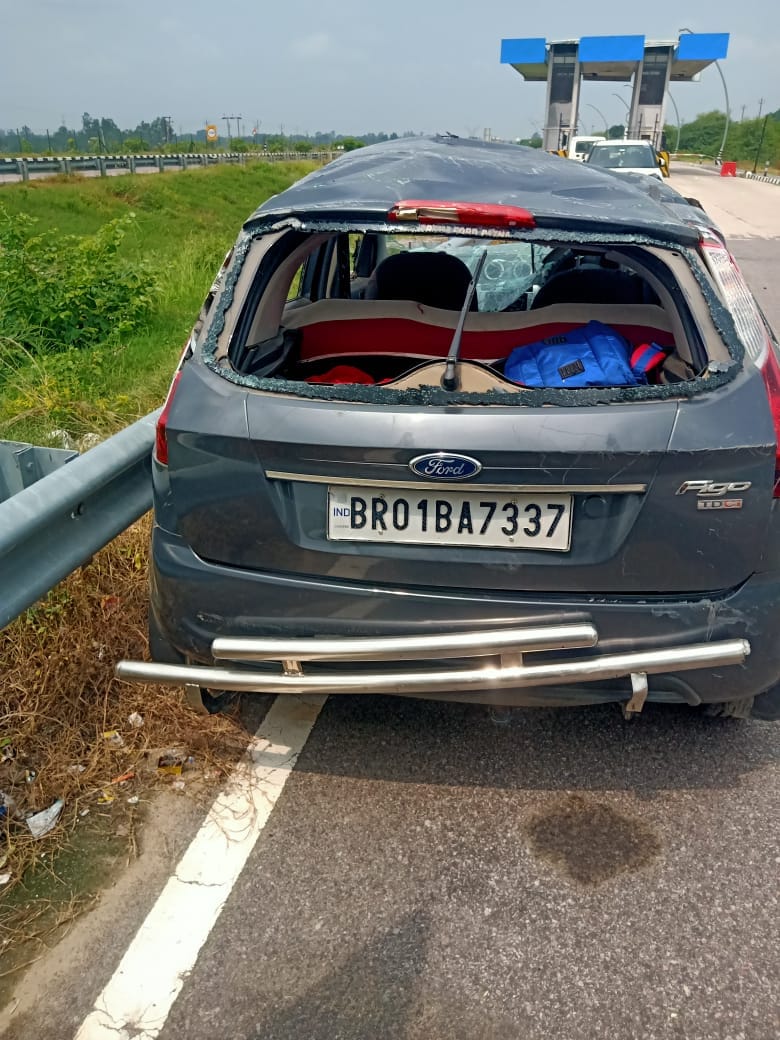 Hardoi, Car overturned after colliding with divider on expressway, driver killed, five injured