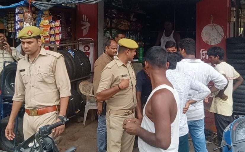 Hardoi, The ruffians ran away with the teacher's purse kept in the car