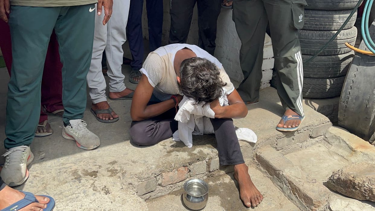 Youths snatch cash from mother-daughter returning from bank, one youth caught by people, thrashed fiercely