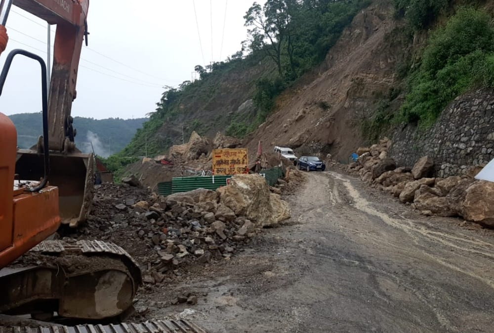 Landslide in uttarakhand: Yamunotri  Gangotri and Badrinath Highway closed long traffic jam