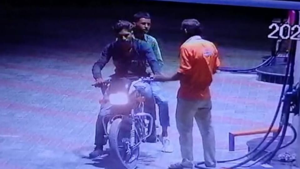Two man show pistol to salesman after filling petrol from petrol pump in Fatehabad
