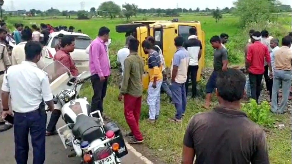 Jabalpur: School bus overturned at Khajri bypass, a dozen children injured, two more injured