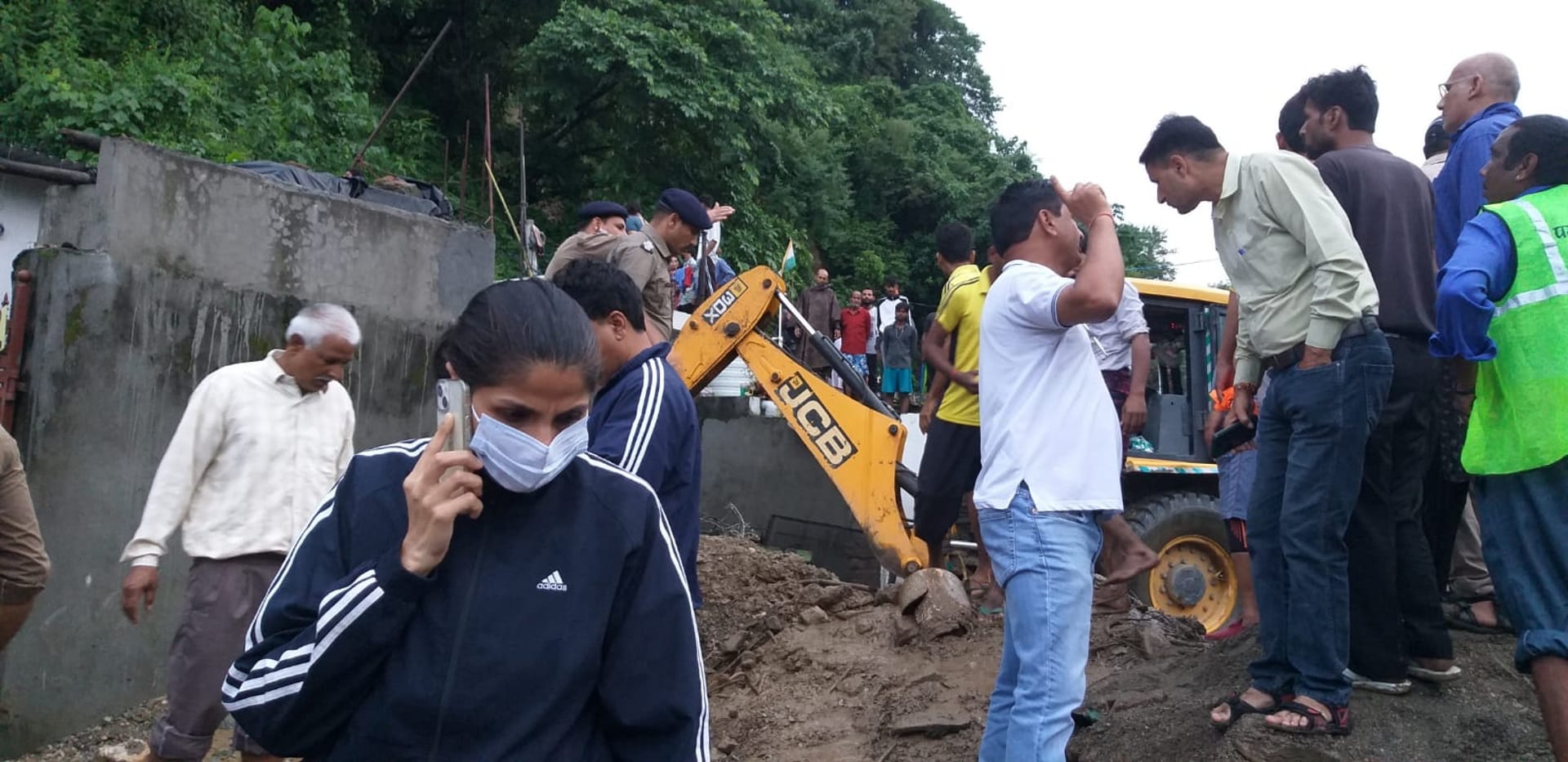 Heavy rain in Uttarakhand eight-day-old child and Two women died due to debris