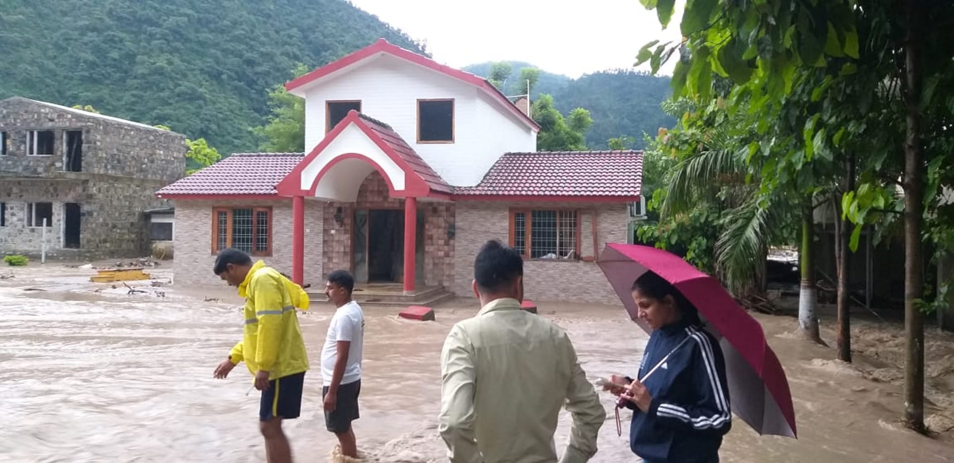 Heavy rain in Uttarakhand eight-day-old child and Two women died due to debris
