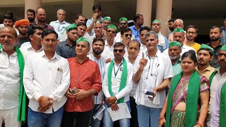BKU Bhanu group gave a memorandum to District Magistrate against corruption in Aligarh