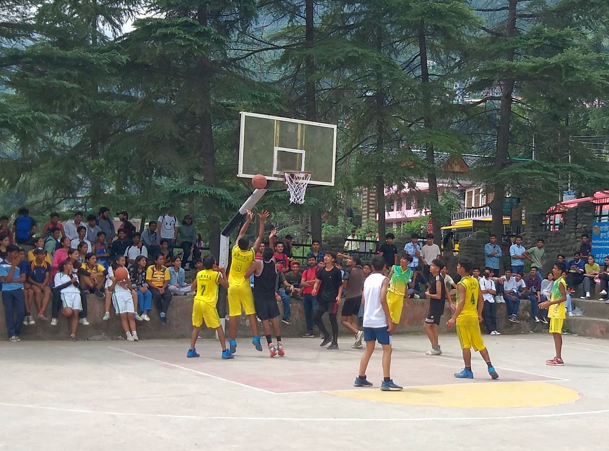 Sultanpur School won the basketball trophy