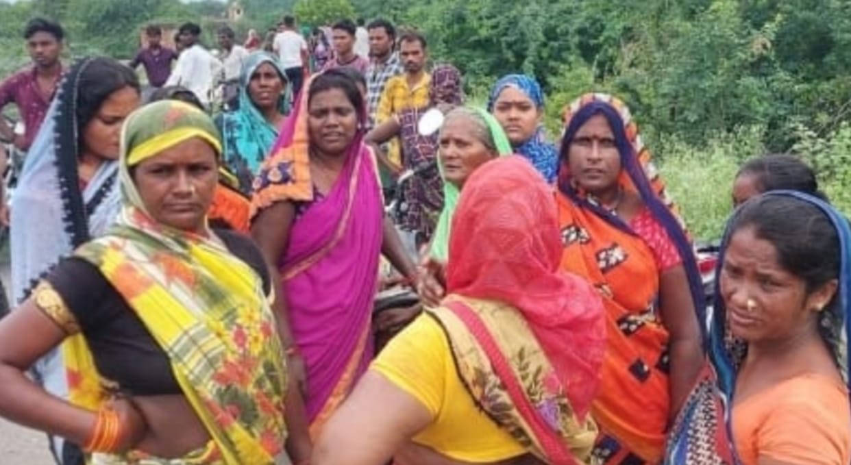 Lucknow News : Uncontrollable Bolero tramples bike riding couple, both died, villagers demonstrated