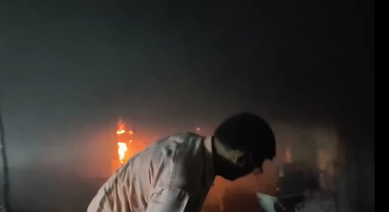Fire breaks out in courier company's office, many people rescued, one employee critical