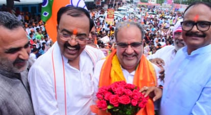BJP State President Bhupendra Chaudhary reached Lucknow, BJP workers gave a grand welcome