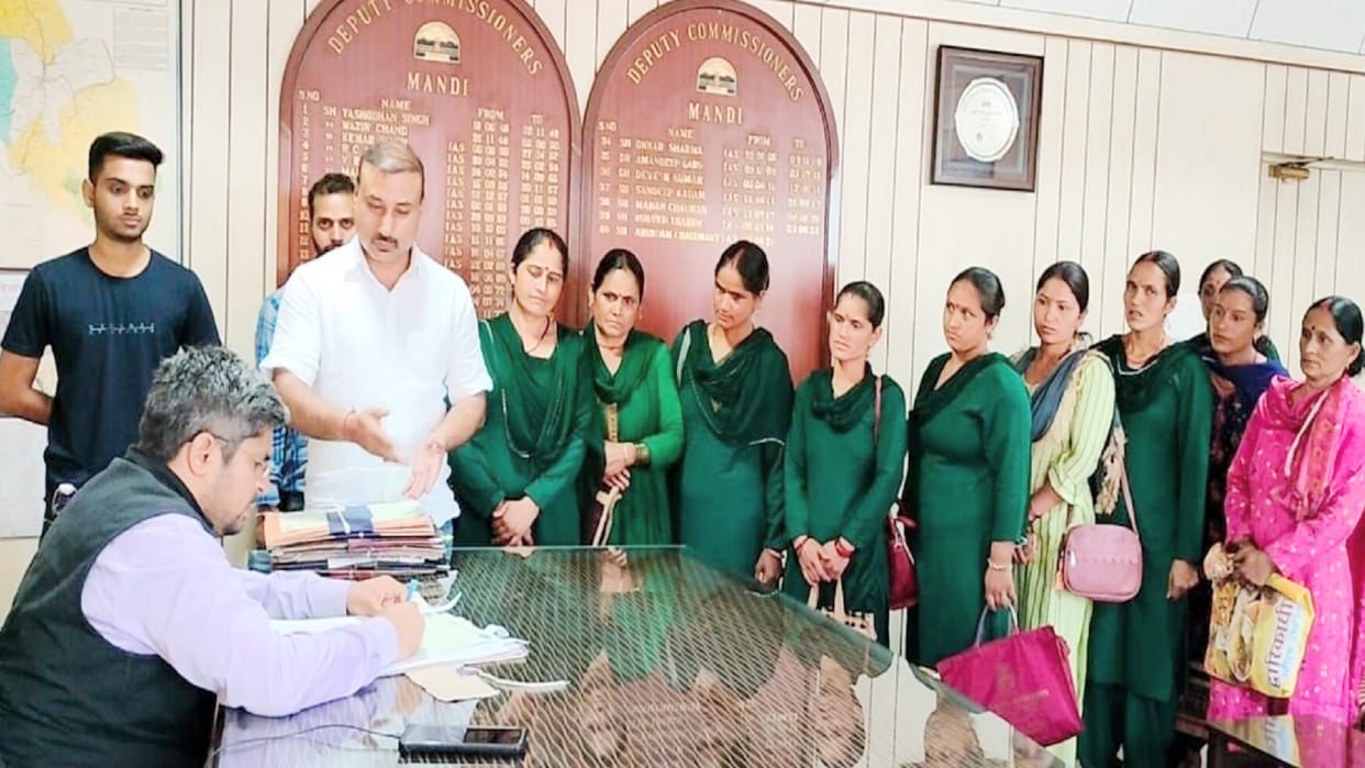 When the students started leaving the school, the parents kept the teacher at their own expense in mandi
