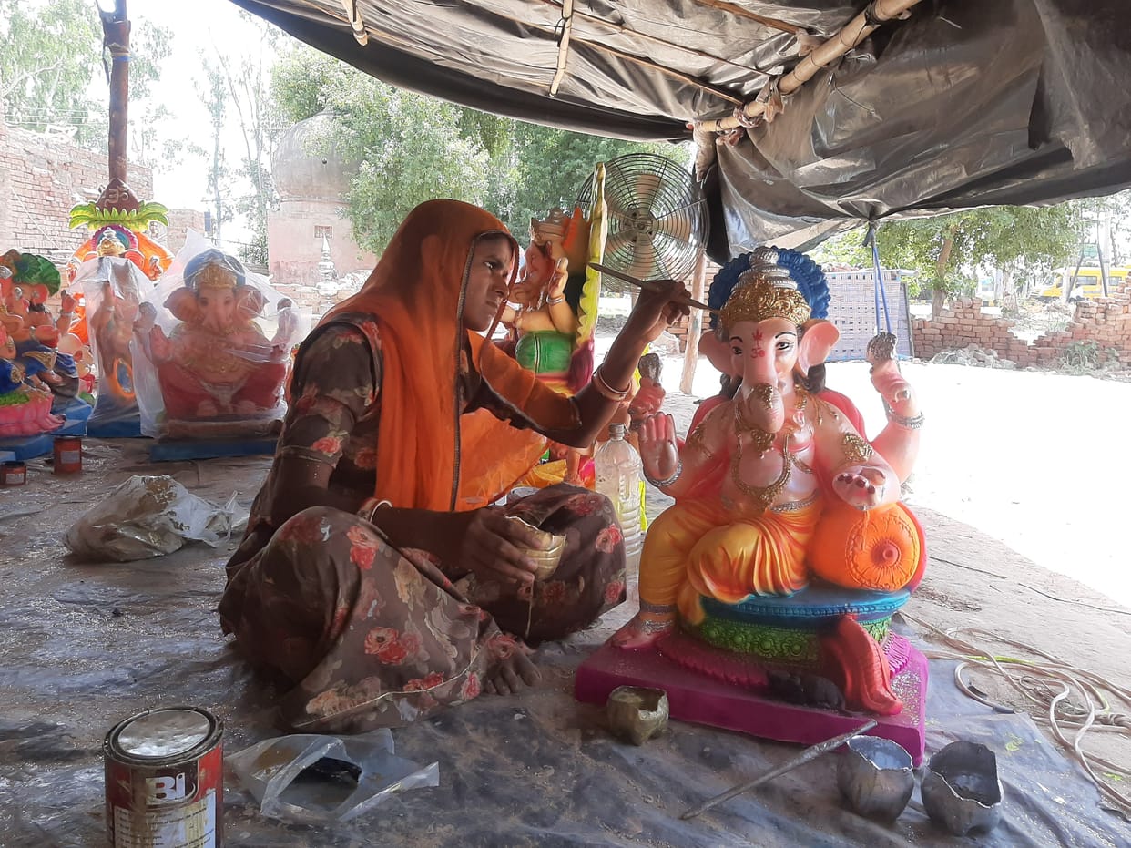 Tomorrow, Bappa will visit everyone's homes, there is more demand for clay and non-coloured idols in the market