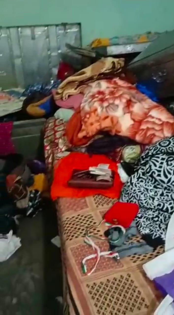 Thieves took away cash and jewelery stolen in two houses