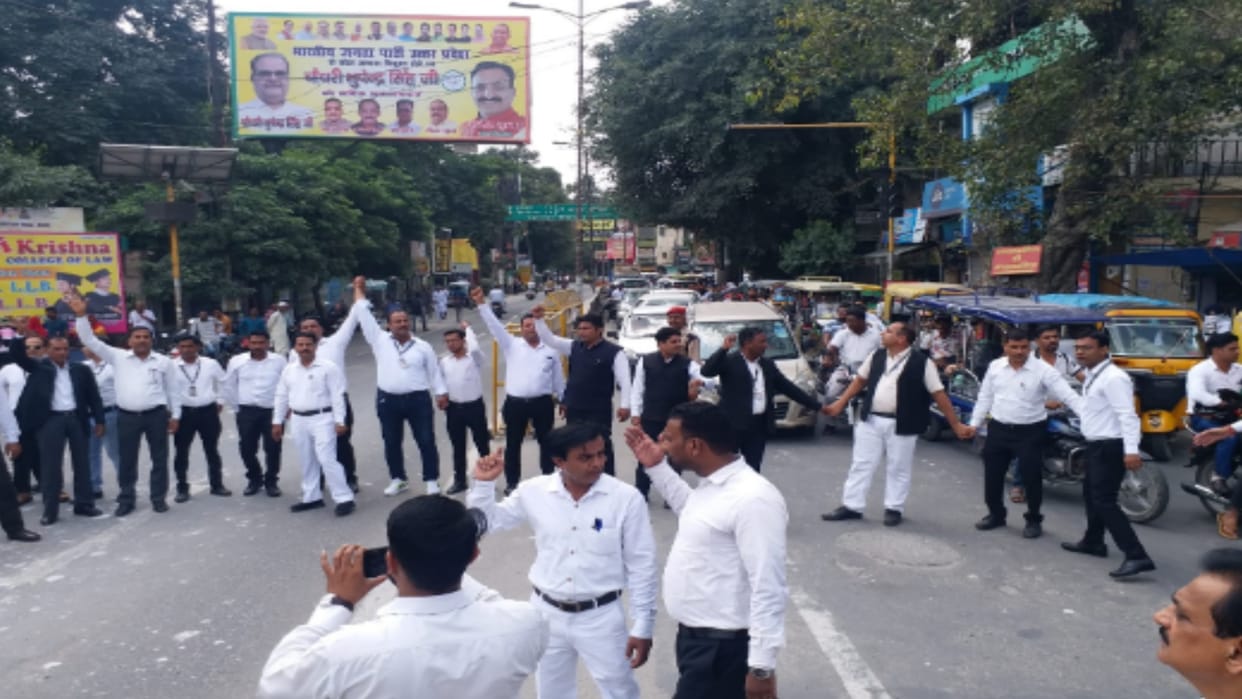 UP: Advocates strike for sending a lawyer accused of rape to jail in Saharanpur