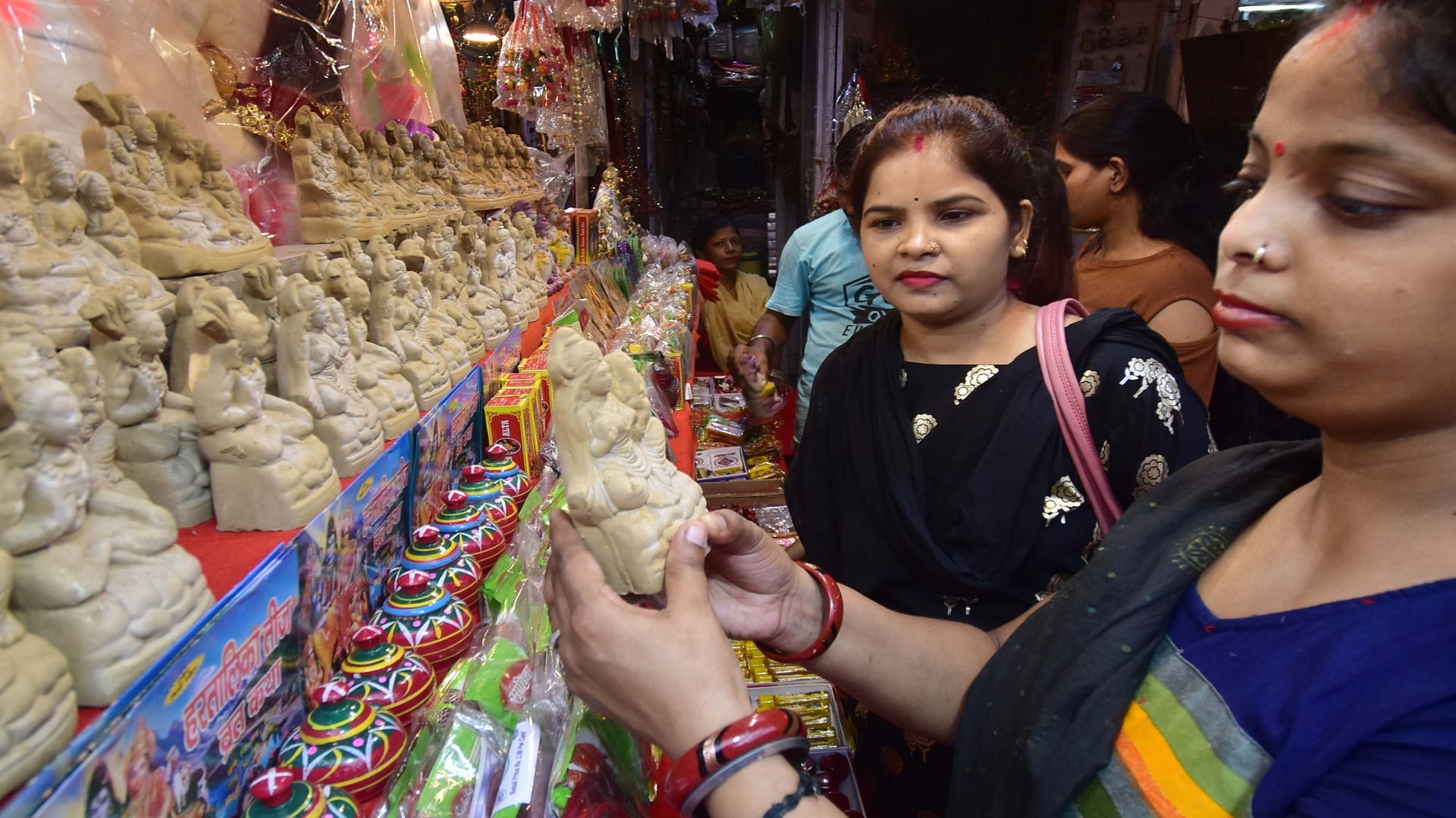 Hartalika Teej 2022 The market was buzzing on Hartalika Teej, the honeymooners decorated their hands with meh