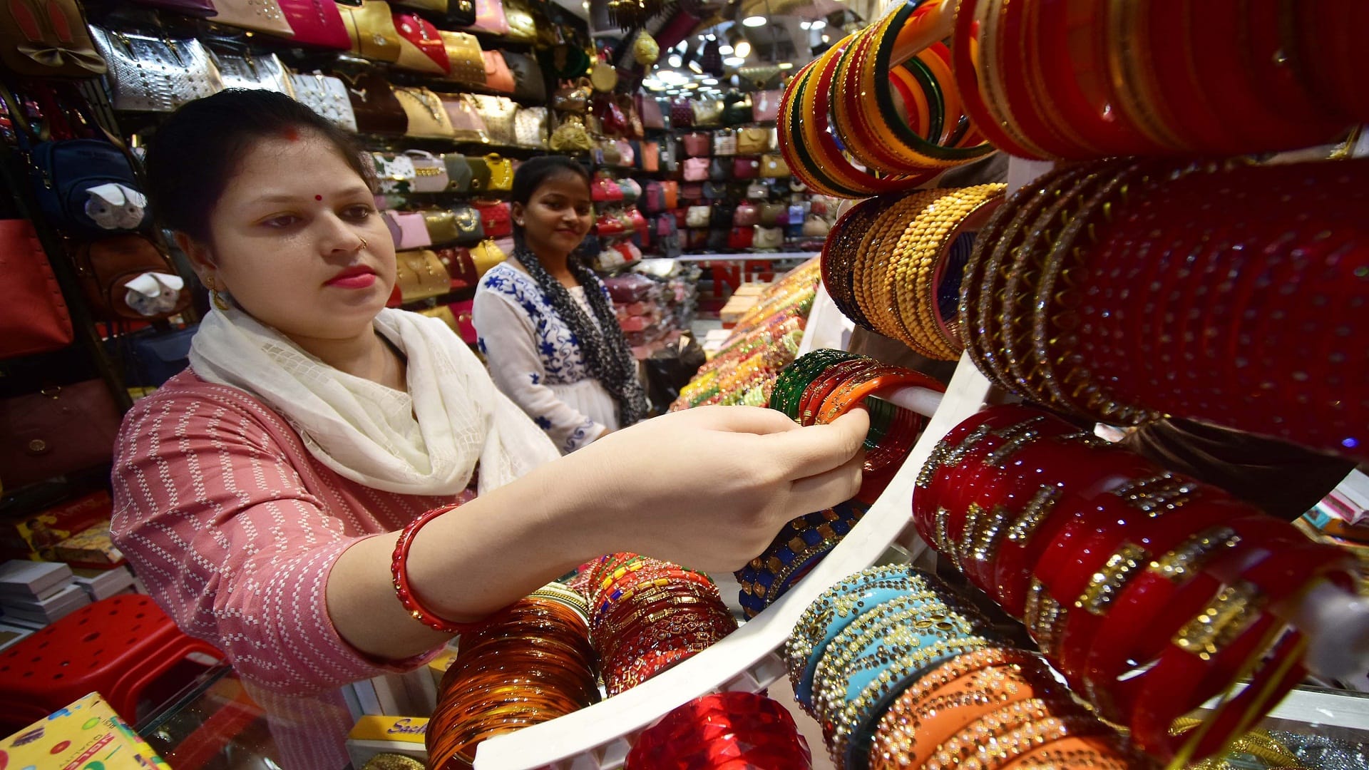 Hartalika Teej 2022 The market was buzzing on Hartalika Teej, the honeymooners decorated their hands with meh