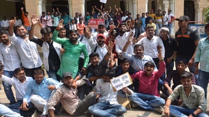 Allahabad University Vigorous demonstration of students against fee hike, lock on the main gate