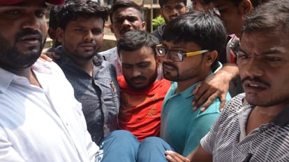 Allahabad University Vigorous demonstration of students against fee hike, lock on the main gate