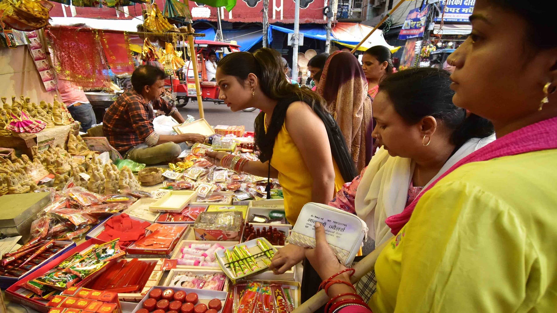 Hartalika Teej 2022 The market was buzzing on Hartalika Teej, the honeymooners decorated their hands with meh