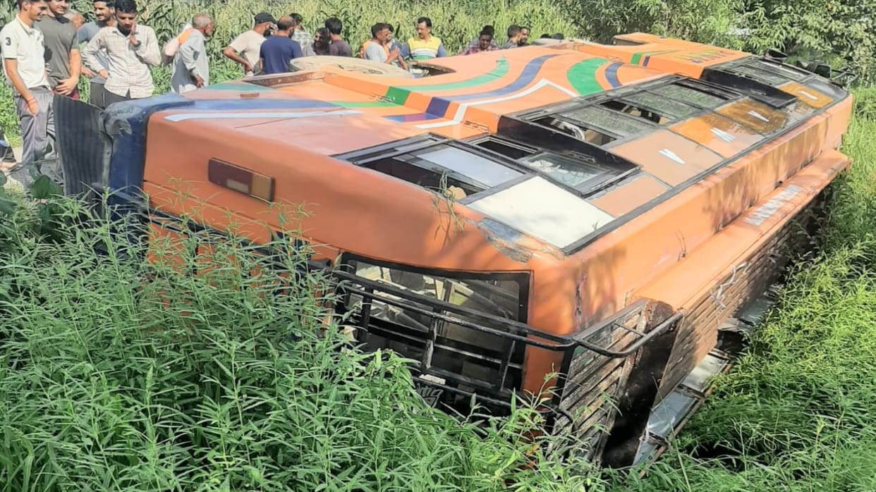 Road Accident, Private bus overturned in fields uncontrolled in Talai of Mandi district, five passengers injur