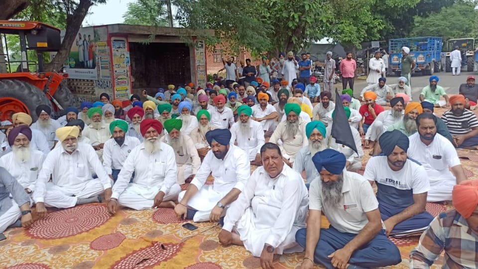 Farmers protest against Bharat Mala project in Amloh, blocked Nabha-Amloh road