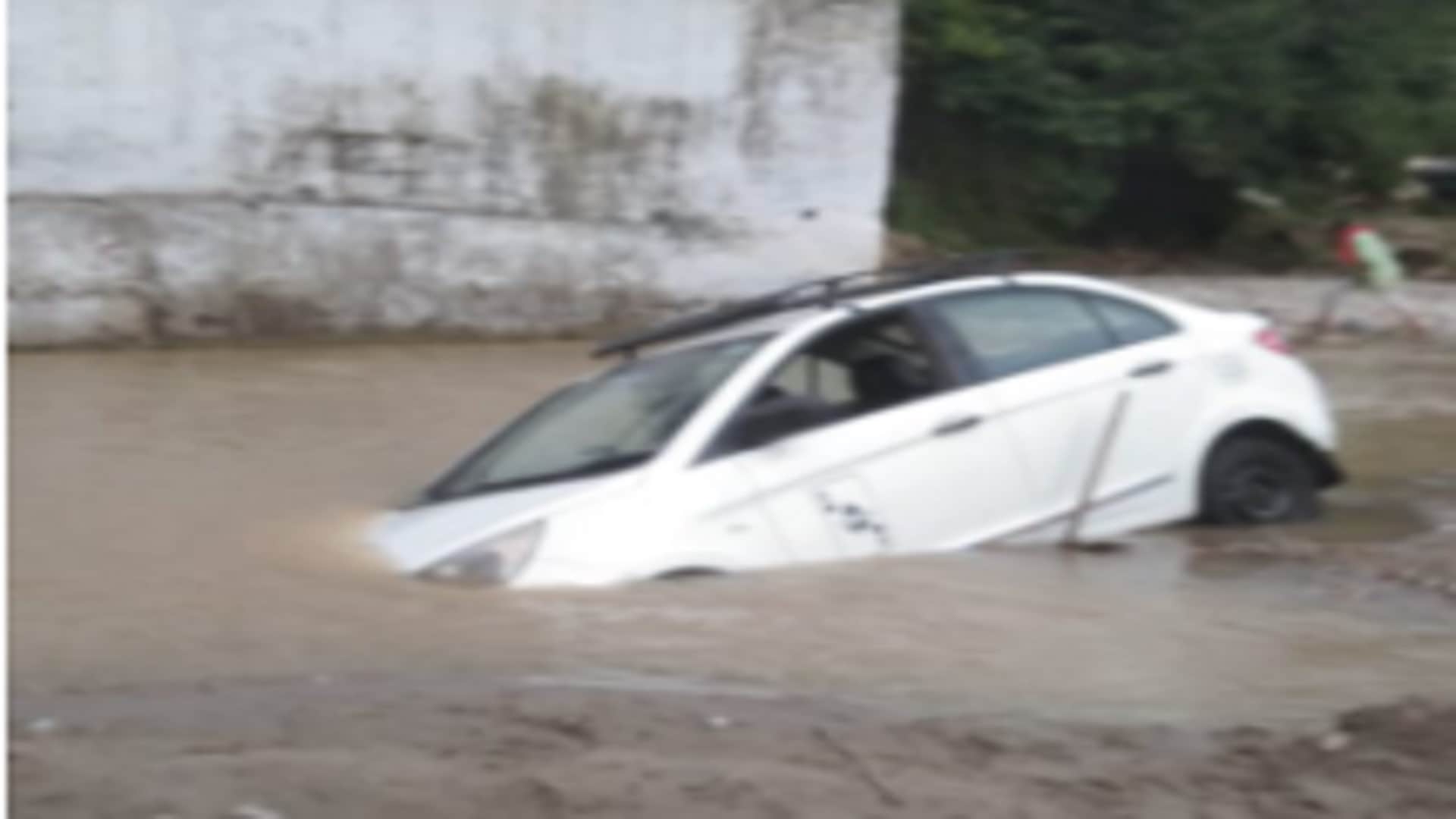 Water has increased in all rainy rivers of Saharanpur and 12 vehicles were washed away