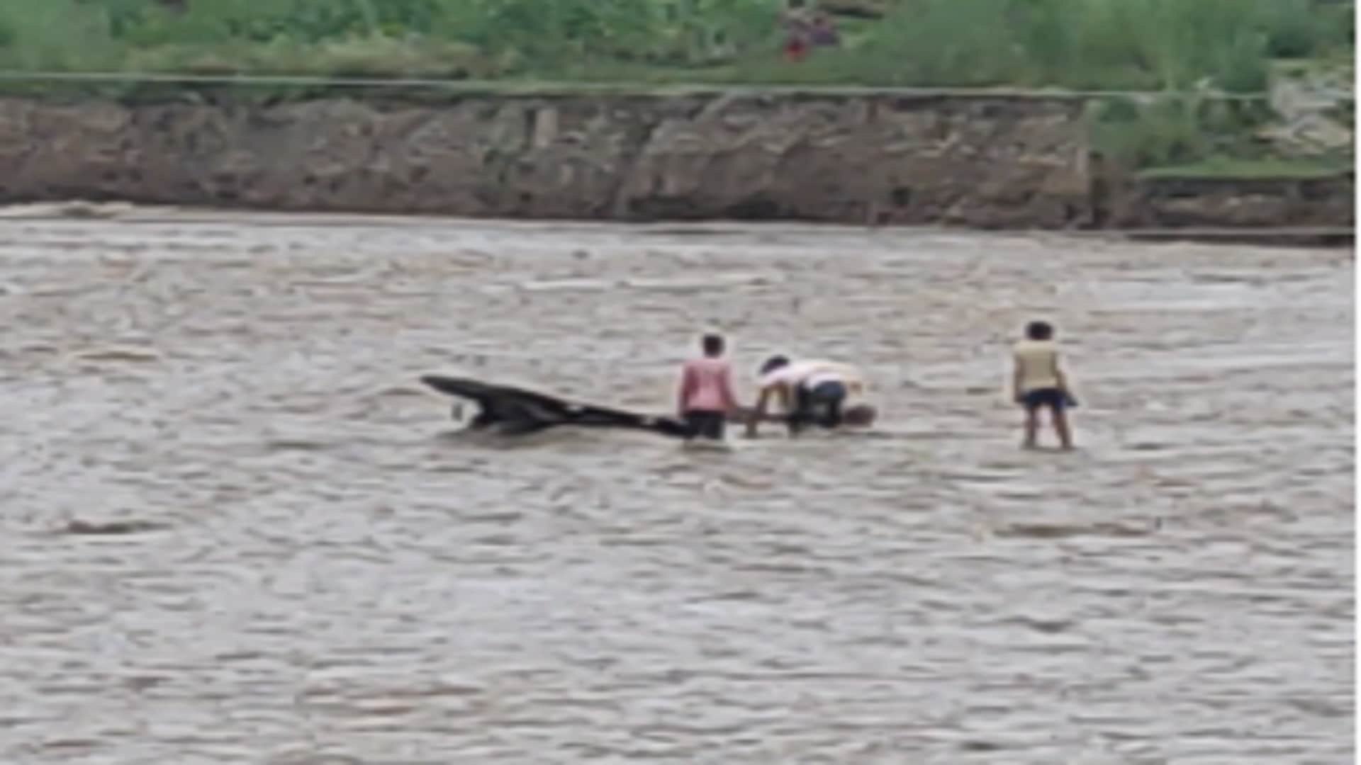 Water has increased in all rainy rivers of Saharanpur and 12 vehicles were washed away