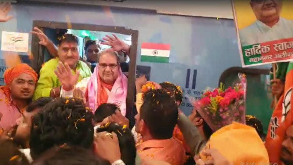 BJP newly appointed state president Bhupendra Chaudhary warmly welcomed at Aligarh railway station