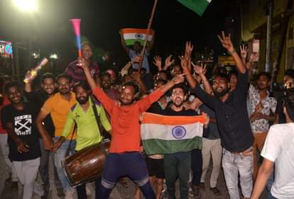 शीशिया पाड़ा में इंडिया की जीत पर ढोल नगाड़ों के साथ जश्न मनाते युवक