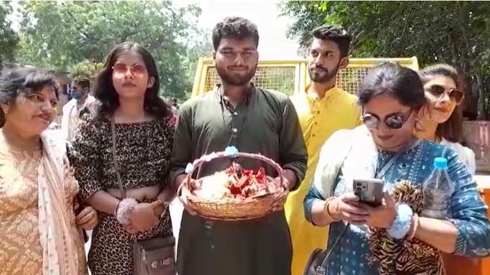 Tourists with Laddu Gopal did not get entry into the Taj Mahal