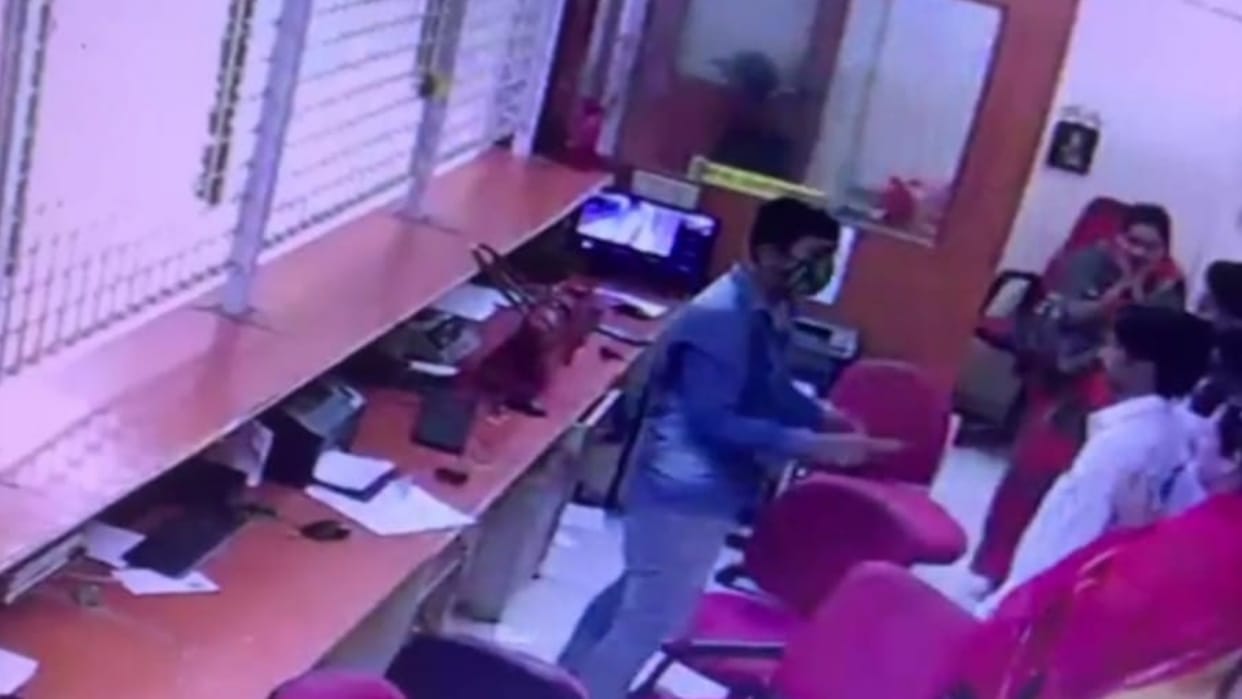 loot in Udaipur bank gold and 10 lakh rupees looted five miscreants