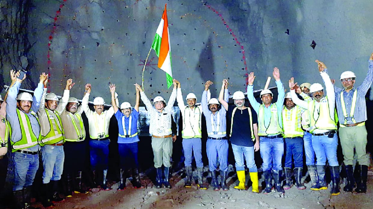Join the ends of the second major tunnel of the Udhampur-Baramulla rail link project