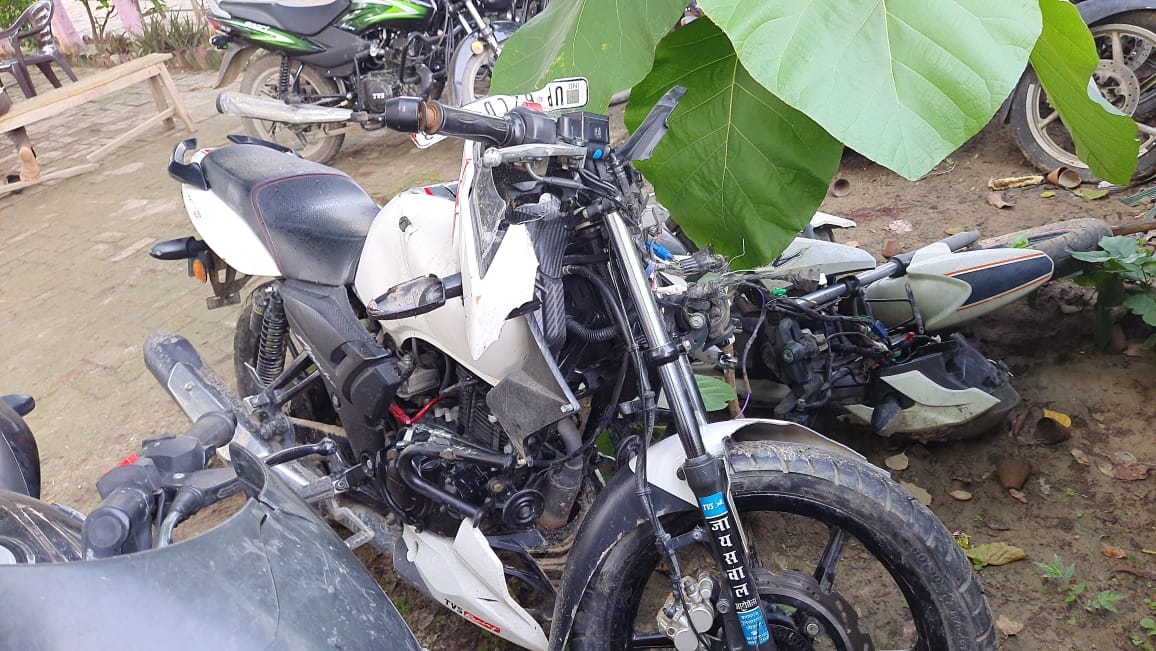 Road Accident on Prayagraj Jaunpur highway bike riding friends killed and one injured
