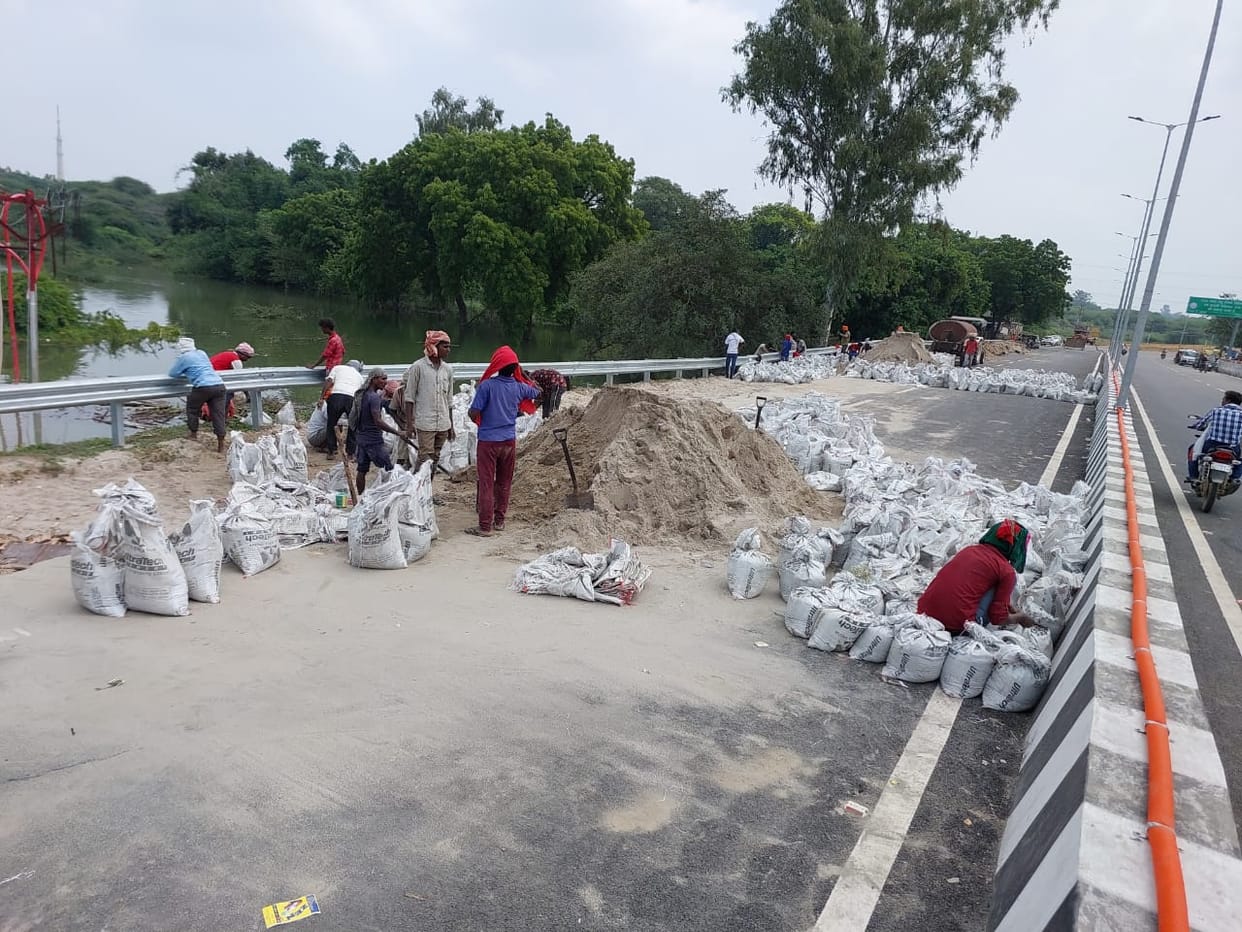 Flood in varanasi Phulwaria Fourlane approach road of collapsed setu nigam committee will investigate today