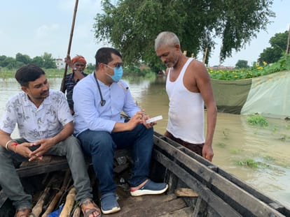 Flood in Varanasi ganga water level increasing health department team distributed medicines