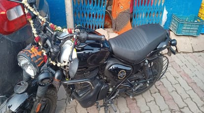 Road Accident in varanasi fruit seller died due to Bullet rider school student hit him